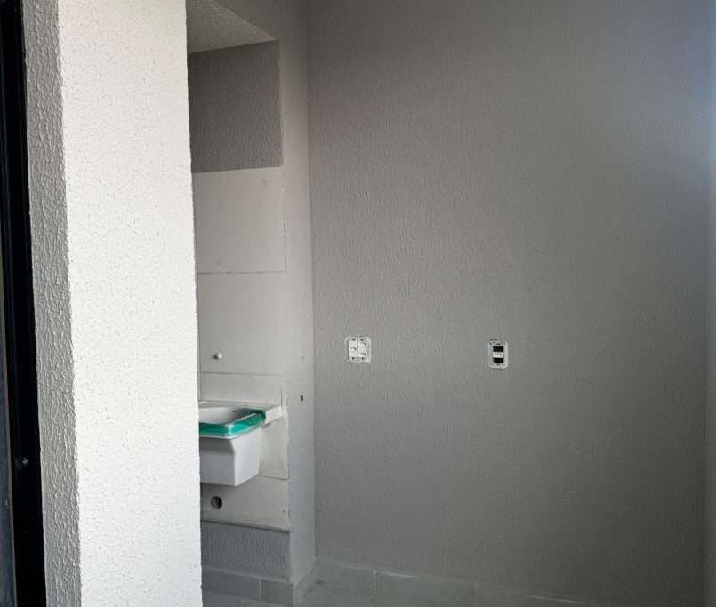 Execução da textura das sacadas dos apartamentos.