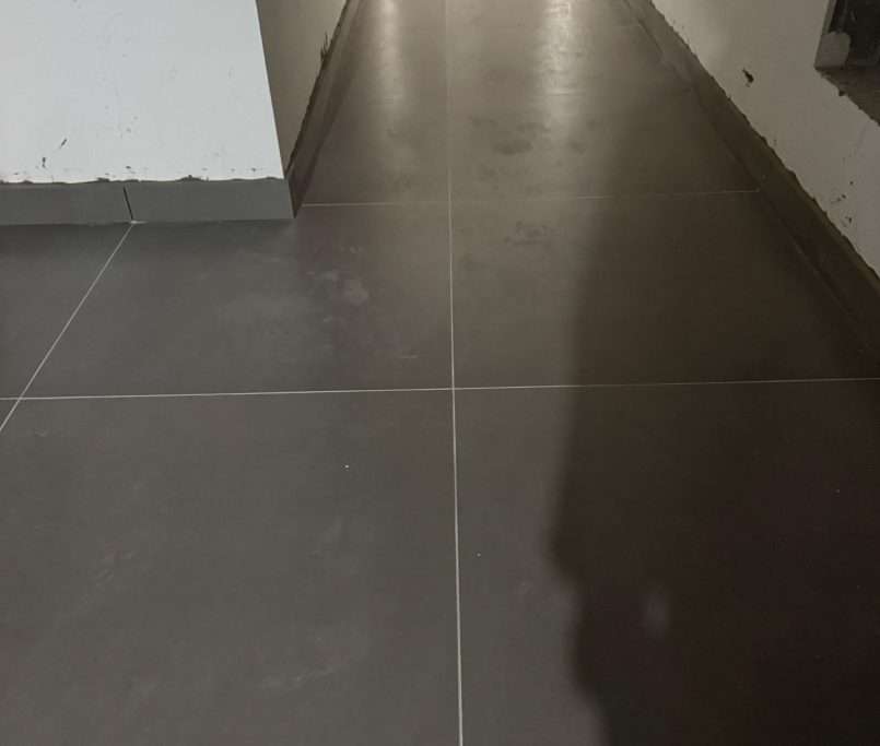 Execução do revestimento cerâmico dos corredores.