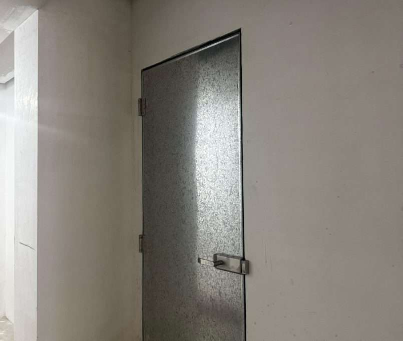 Instalação das portas corta-fogo.