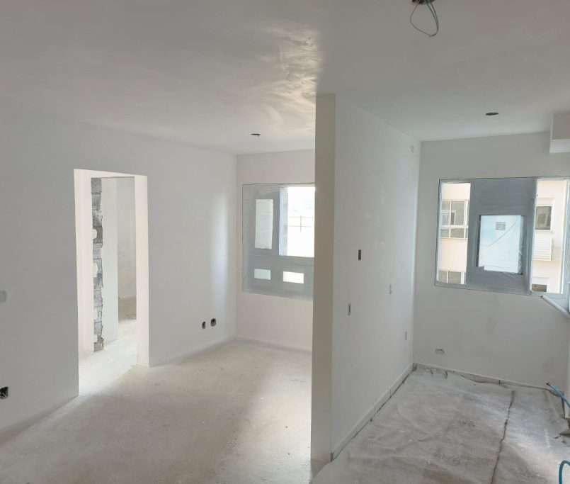 Interno do apartamento com primeira demão de tinta e janelas instaladas - Torres 07 e 08 - 05-2025