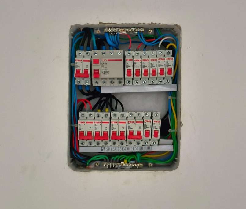 Instalação dos quadros de distribuição nos apartamentos do 2º pavimento das Torres 07 e 08 - 06-2025
