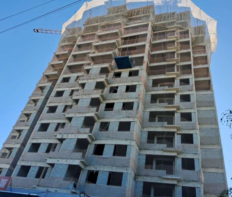 Torre 1 : Execução da estrutura chegando ao 15º pavimento.  -  Alvenaria de vedação no 8º pavimento - 07-2025