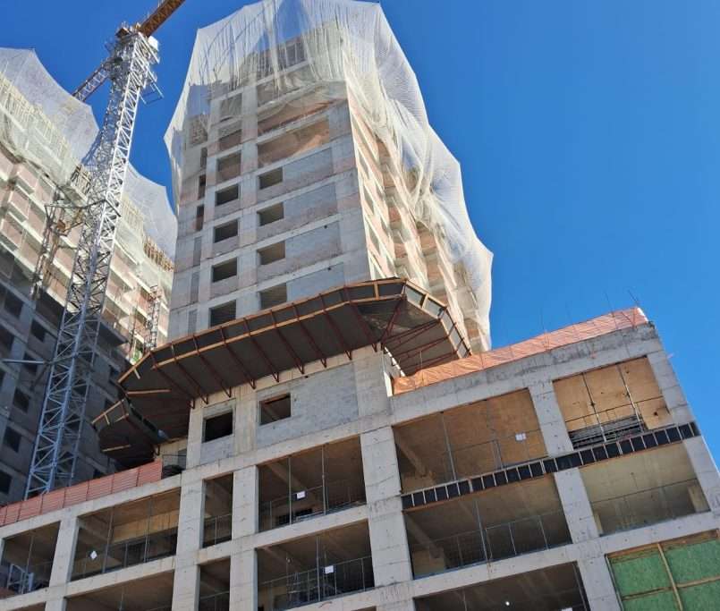 Torre 2: Execução da estrutura alcançando o 10º pavimento.  - Alvenaria de vedação sendo executada no 5º pavimento - 07-2025