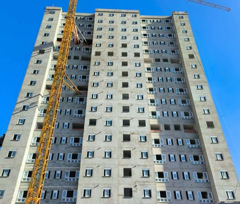 Finalização do emboço das fachadas e instalação das janelas - 07/2025