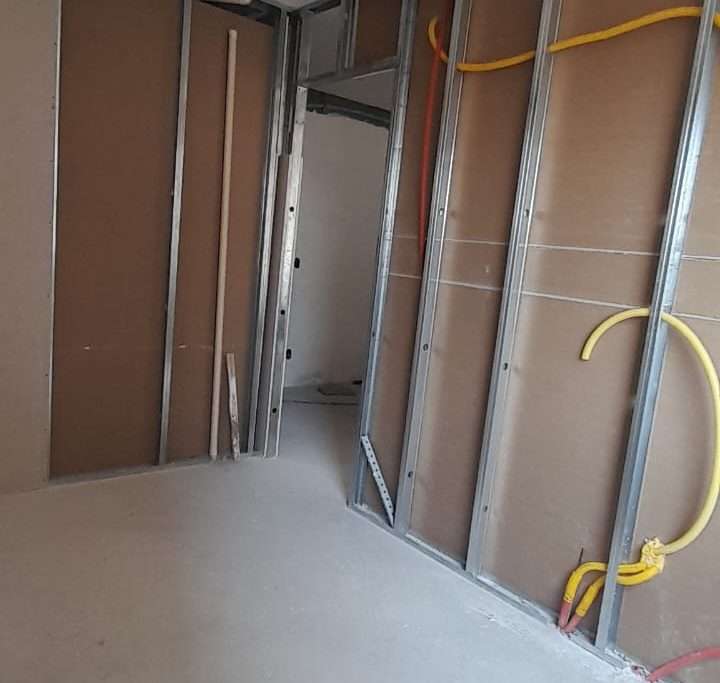 Aplicação de gesso nas paredes e tetos -  Vedação das divisórias internas em drywall – 09-2025