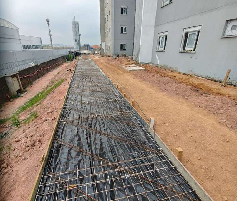 Preparação para concretagem da pista de caminhada em frente às Torres 07 e 08 - 09-2025