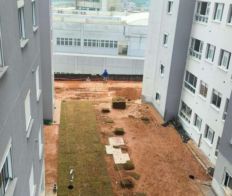 Início do plantil de grama das áreas comuns para compor o paisagismo - 10-2025