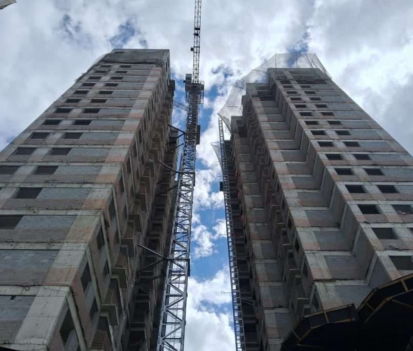 Alvenaria de vedação concluída, montagem de balancins para execução de revestimento em fachada - 10-2025