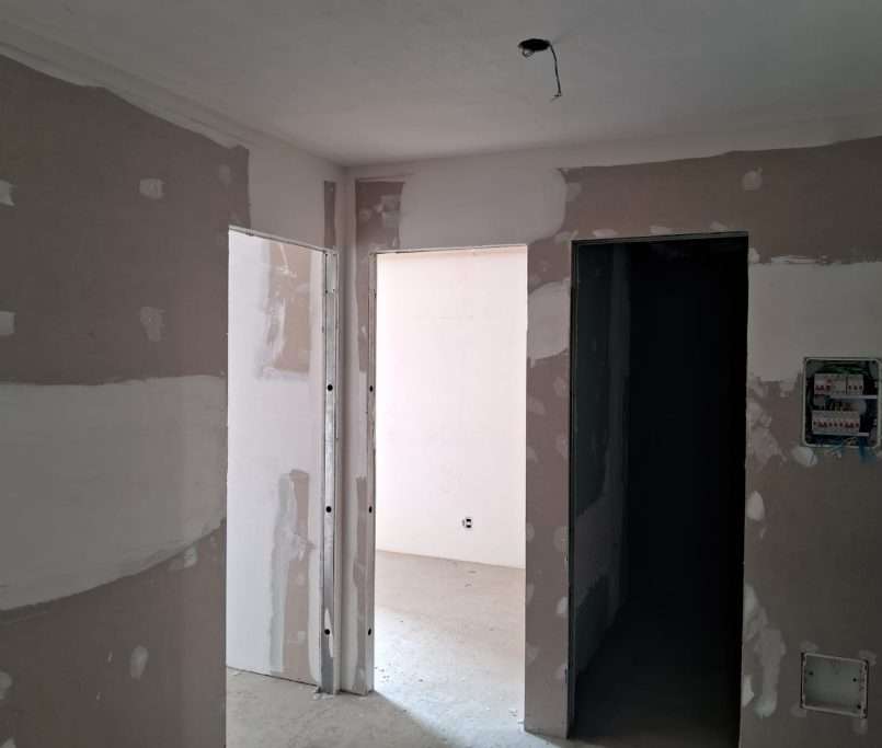 Vedação interna em drywall, aplicação de gesso, e execução de instalações elétricas - 10-2025