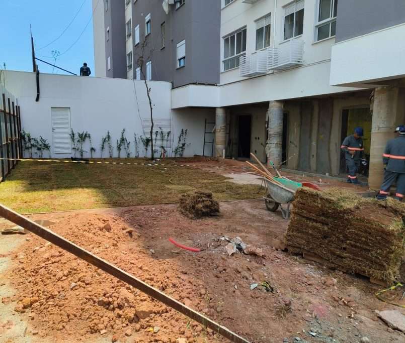 Plantação de grama nas áreas comuns entre as torres