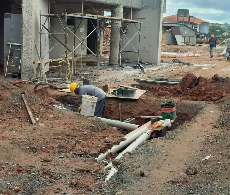 Execução da infraestrutura da rede de esgoto da Fase 04