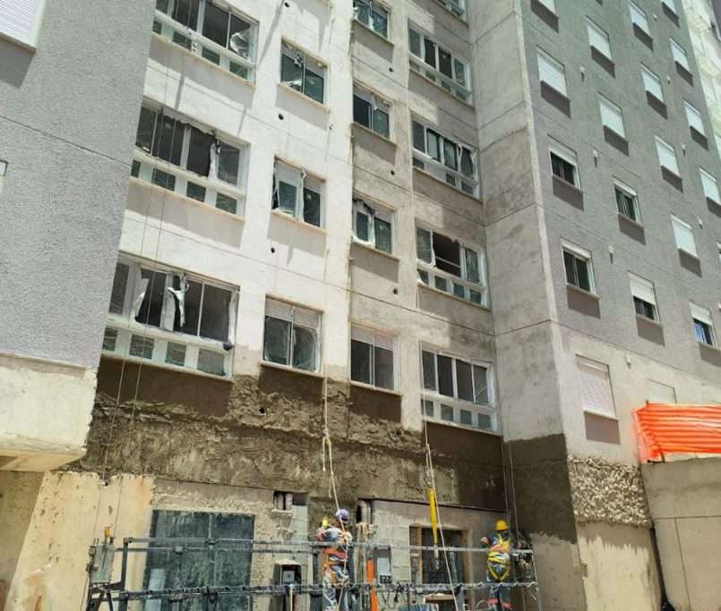 Aplicação de reboco na fachada onde estava a cremalheira para recebimento da textura.