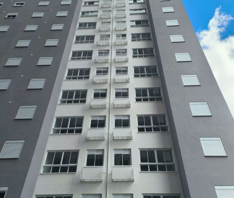 Finalização da instalação das gaiolas das condensadoras de ar condicionado na torre 08 - 01-2026