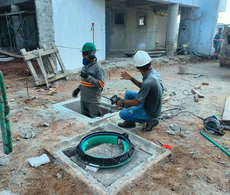 Execução das caixas de passagem de esgoto e de águas pluviais, preparadas para o recebimento do asfalto - 01-2026