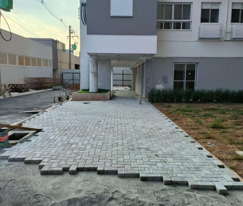 Execução do piso intertravado em frente às Torres 07 e 08