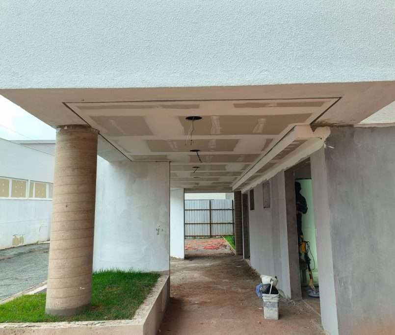 Preparação da fachada do térreo para recebimento de textura e execução do forro de gesso nos tetos das áreas externas das torres 07 e 08 - 02-2026