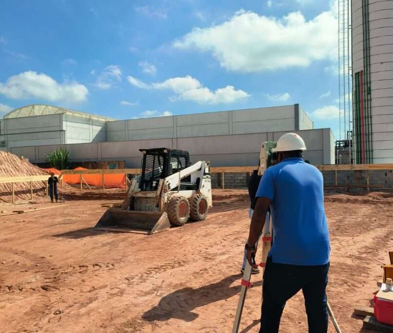 Execução do gabarito e marcação dos eixos e locação de estacas para início da fundação da Torre 09