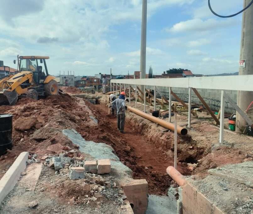 Realização da canalização da tubulação de esgoto para viabilização da fundação da Torre 09