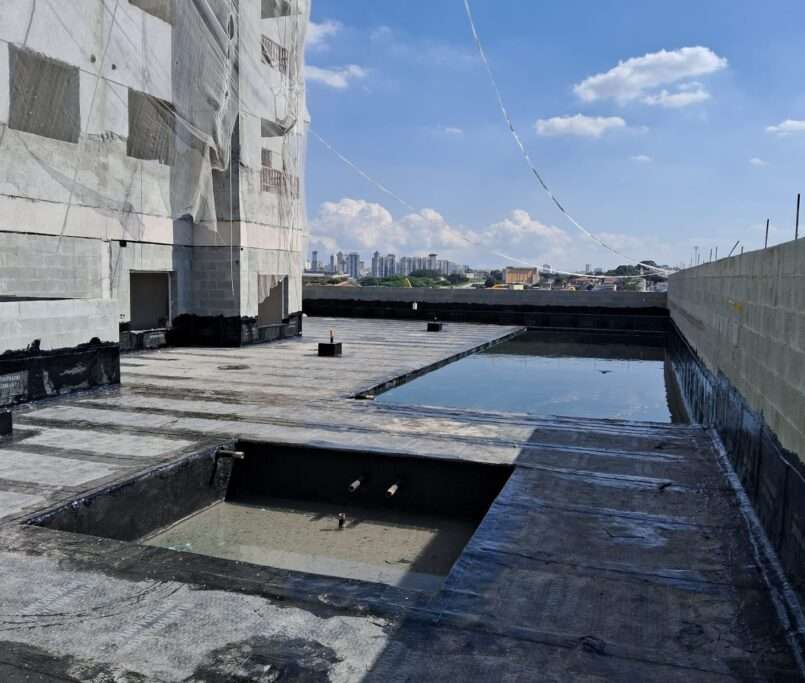 Manta asfáltica executada, piscina adulta em teste de estanqueidade - 03-2026