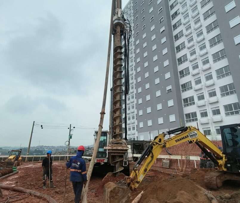 Perfuração de estacas profundas da fundação da Torre 09 com uso de máquina perfuratriz tipo hélice