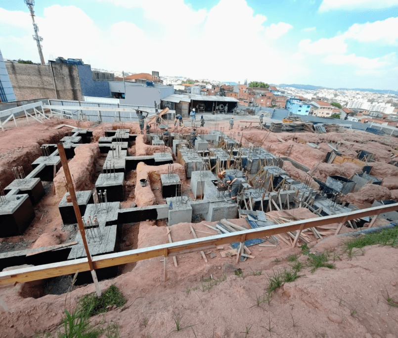 Processo de desforma do primeiro trecho dos blocos e vigas da fundação da Torre 09 - 04-2026