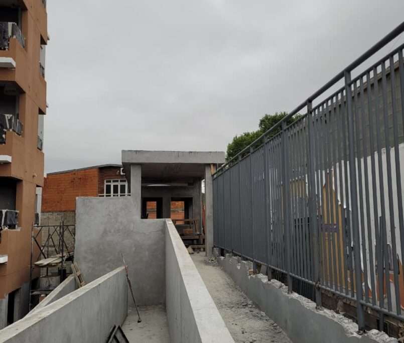 Instalação do gradil na frente da obra - 04-2026