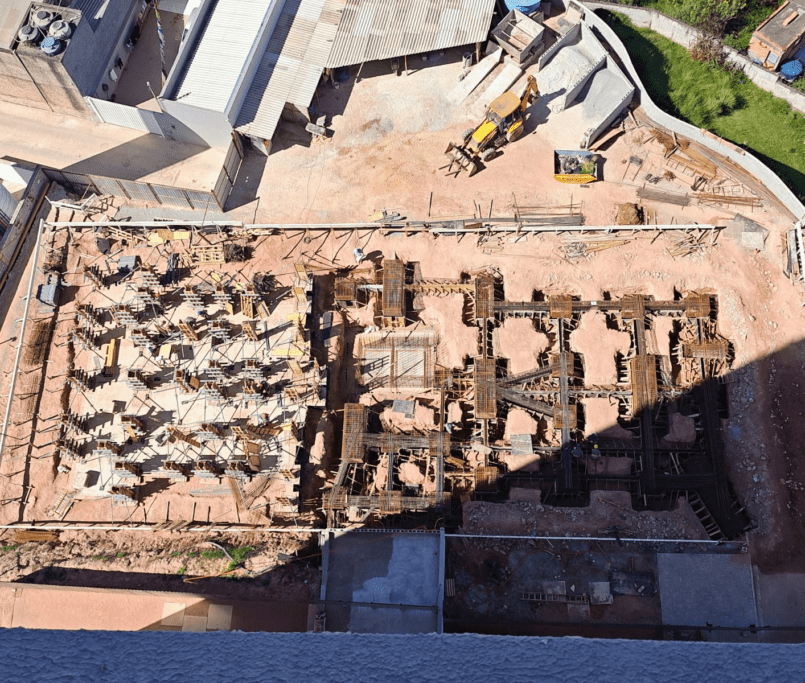 Execução das formas dos pilares do primeiro trecho e das formas dos blocos de fundação e vigas do segundo trecho da Torre 09 - 05-2026