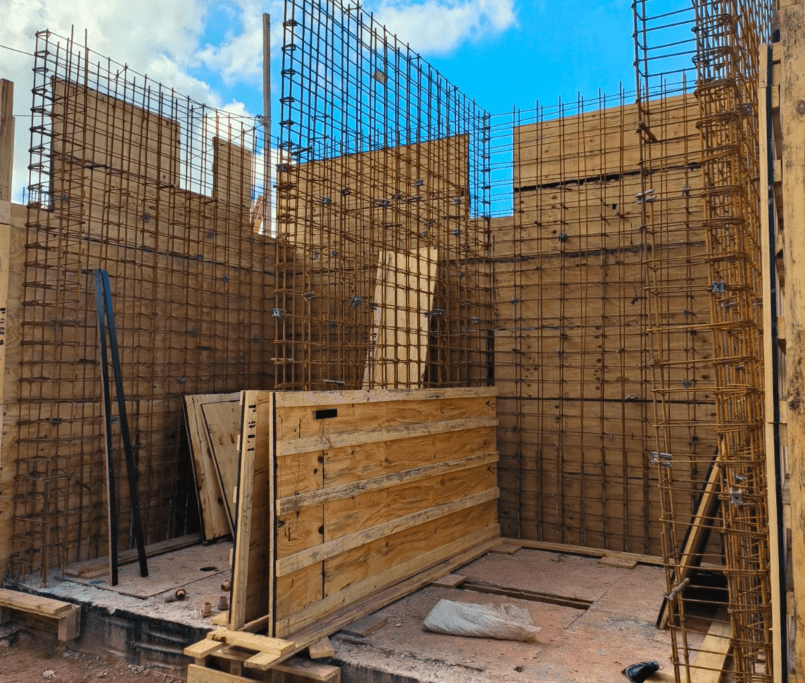 Montagem das formas e armações dos poços dos elevadores da Torre 09 - 06-2026