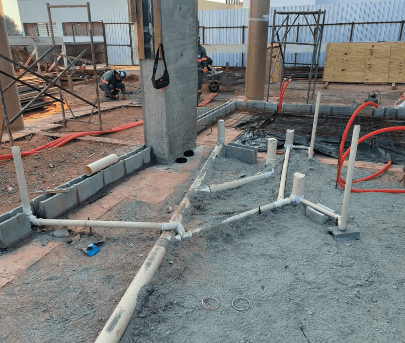 Instalação das tubulações hidráulicas no pavimento térreo da Torre 09 - 06-2026