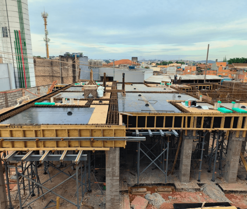 Montagem das formas e armações da laje do 1º pavimento sobre os escoramentos da Torre 09 - 06-2026