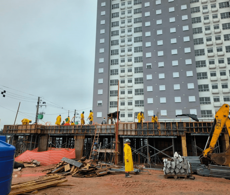 Andamento dos serviços de instalações elétricas e hidráulicas, bem como da montagem das armações positivas e negativas da laje da Torre 09 - 06-2026